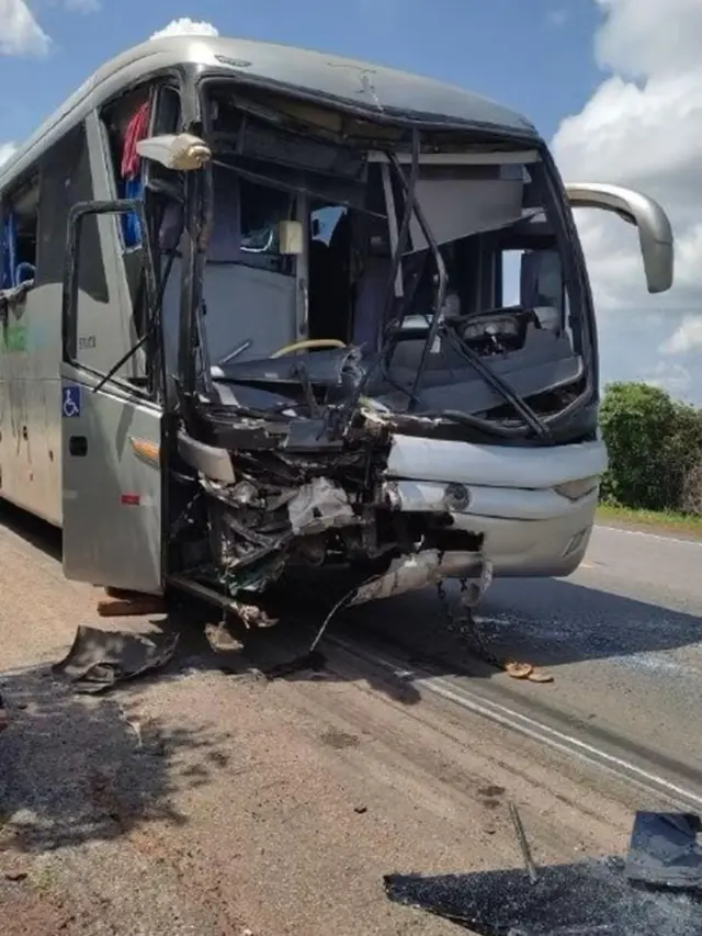 Acidente na BR-153 envolvendo ônibus e carreta deixa pessoas feridas