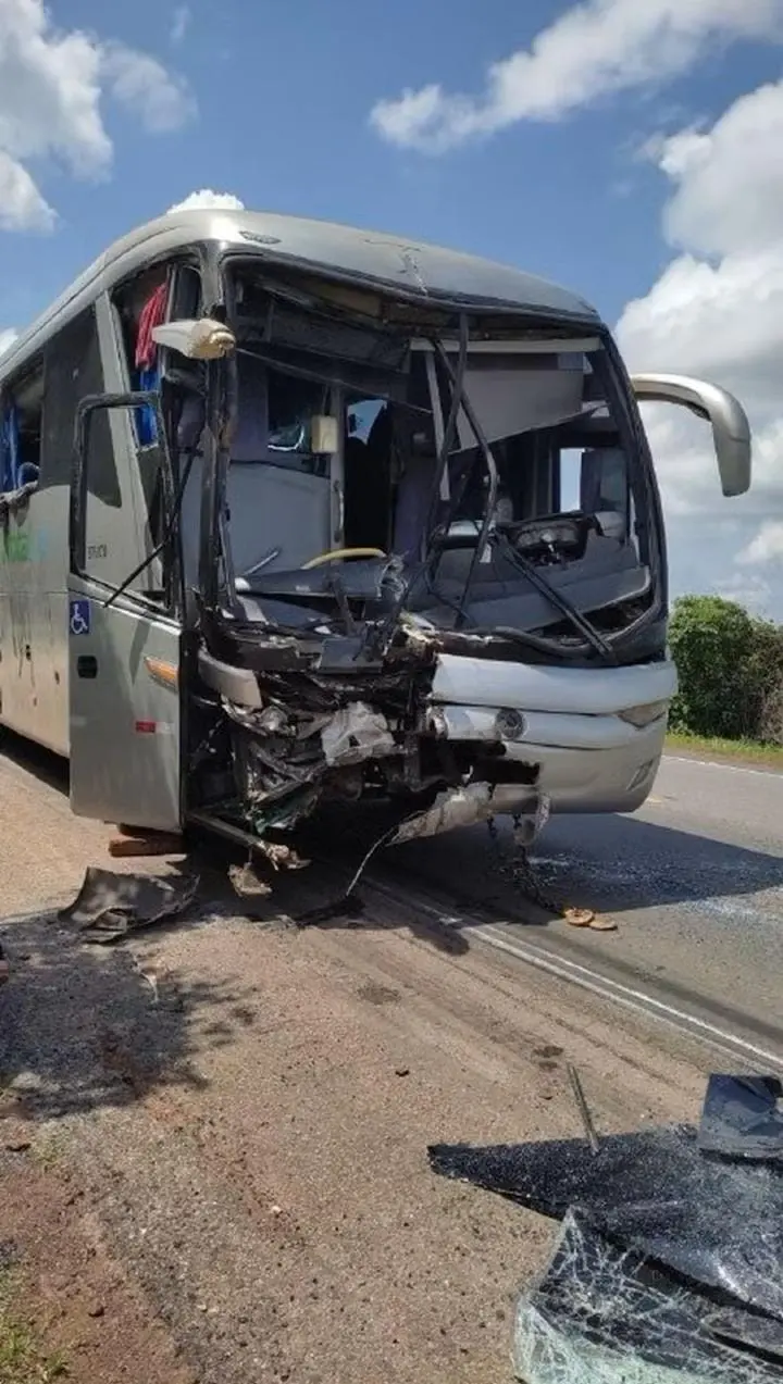 Acidente na BR-153 envolvendo ônibus e carreta deixa pessoas feridas