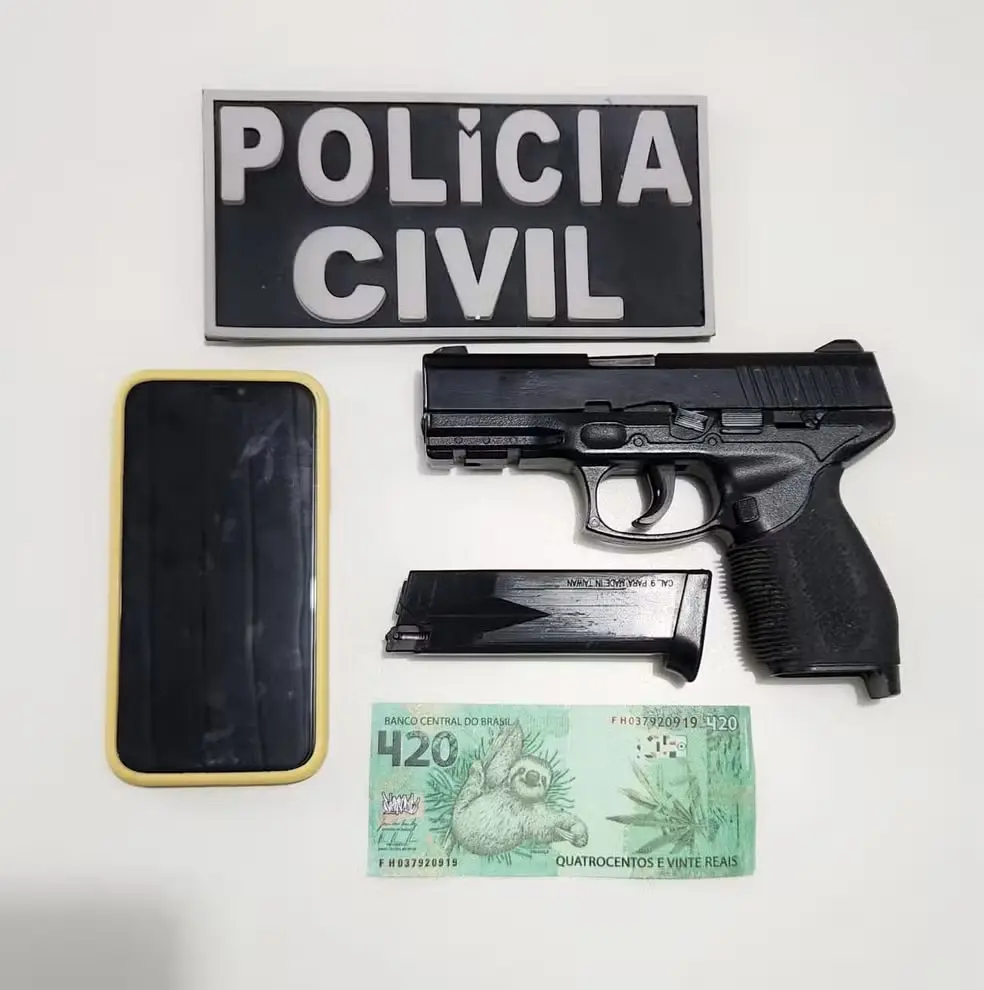 Polícia apreende réplica de arma e nota falsa de R$ 420 com desenho de maconha