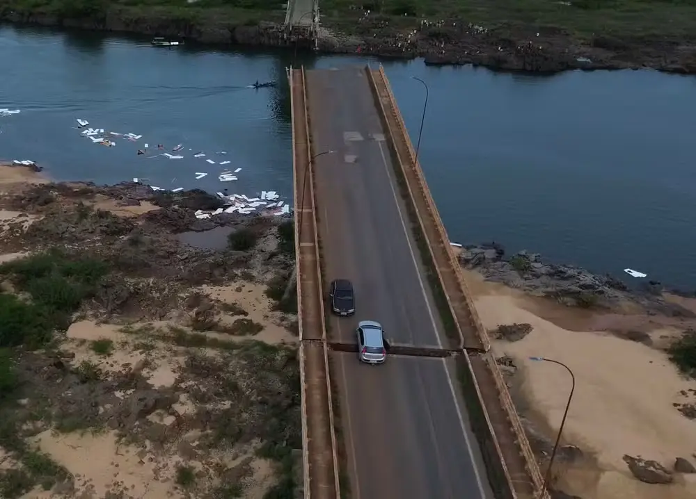 Veículo que está preso em fenda após ponte desabar deve ser retirado em até 10 dias, determina justiça