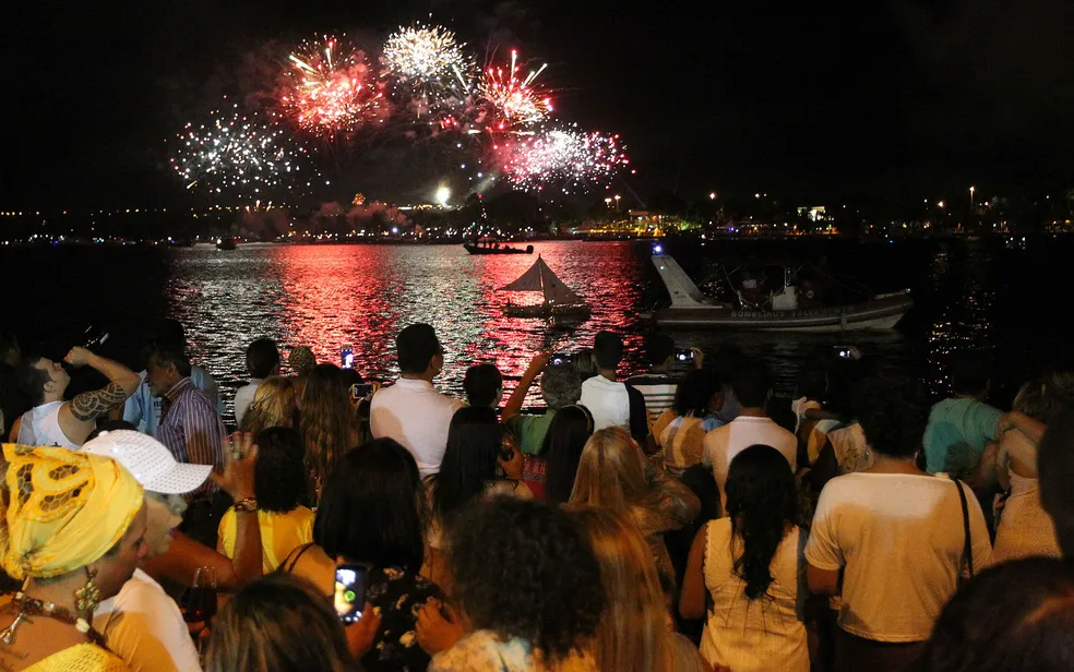 Fogos de artifício durante festa de Ano Novo na Praça dos Orixás, em Brasília — Foto: Toninho Tavares/Agência Brasília