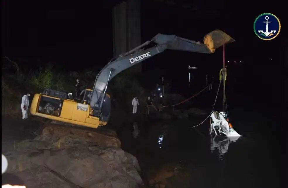 Carro foi retirado da água pela Marinha e Bombeiros — Foto: Marinha do Brasil/Divulgação