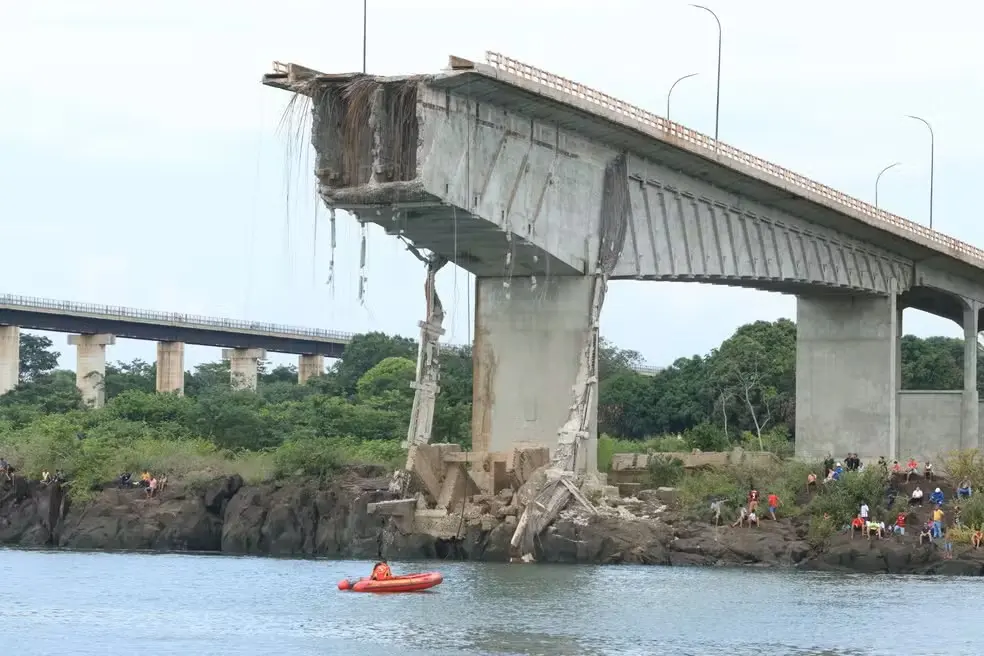 Estrutura que continuou de pé após queda de ponte entre o TO e o MA — Foto: Luiz Henrique Machado/Corpo de Bombeiros