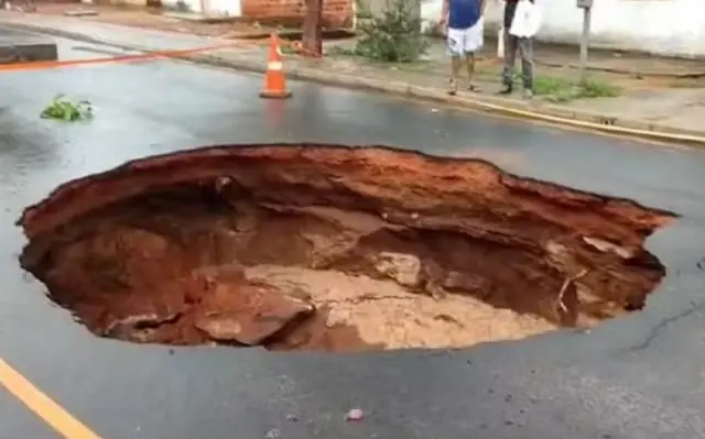Cratera surge após fortes chuvas em Araguaína