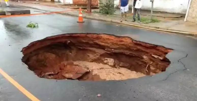 Cratera surge após fortes chuvas em Araguaína