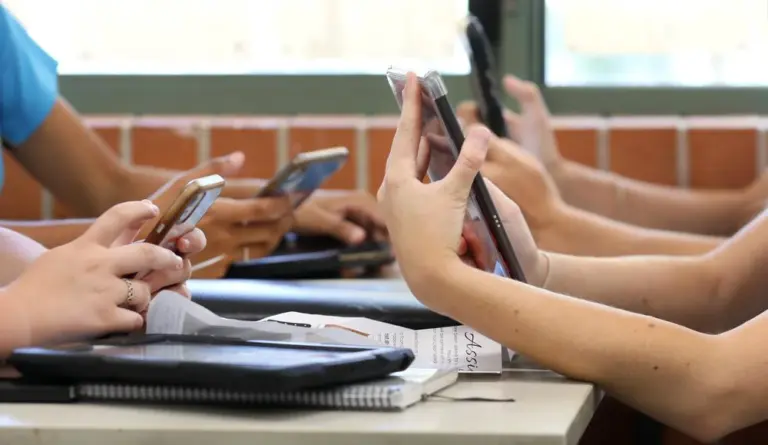 Câmara Federal aprova proibição de celulares nas escolas brasileiras; veja próximas etapas