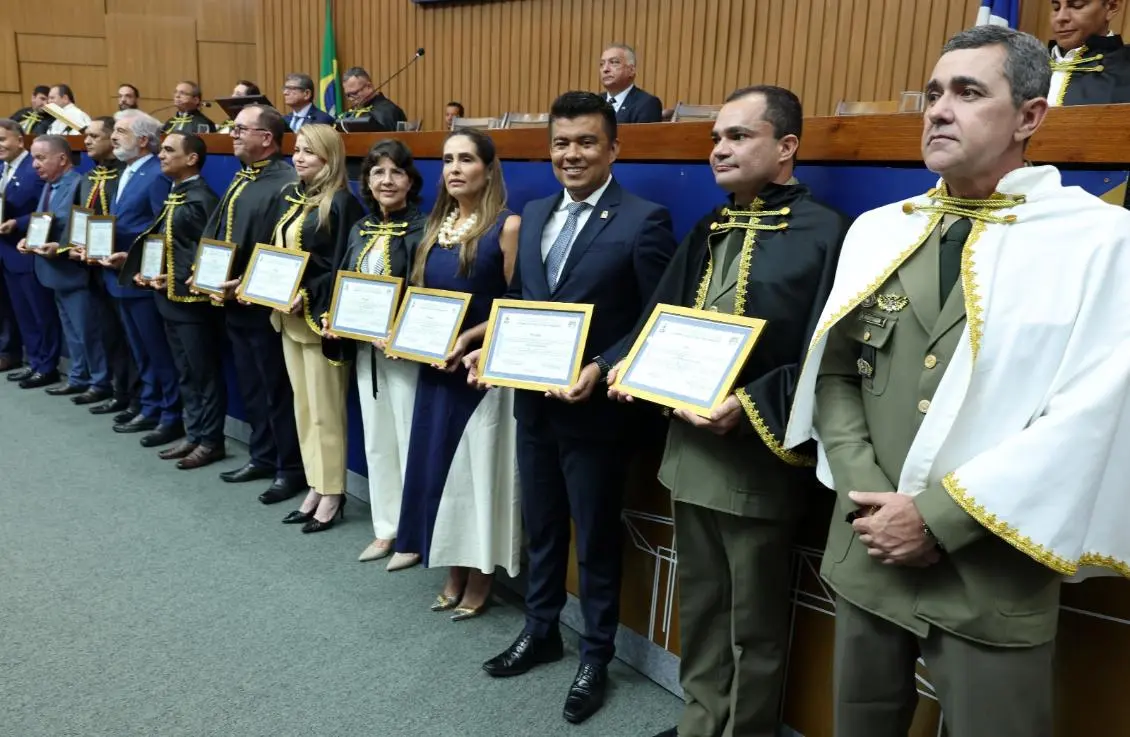 Títulos frami entregues em solenidade realizada no plenário, nesta segunda-feira, 13 - Foto: Silvio Santos 