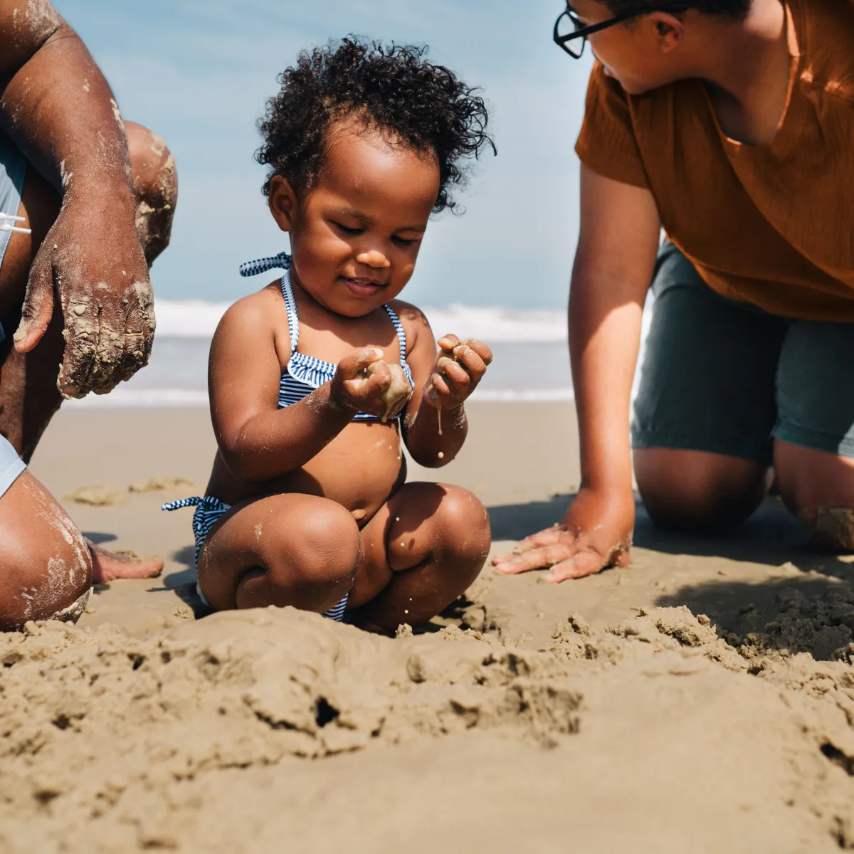 Primeira vez do bebê na praia? Veja 5 cuidados que os pais devem ter