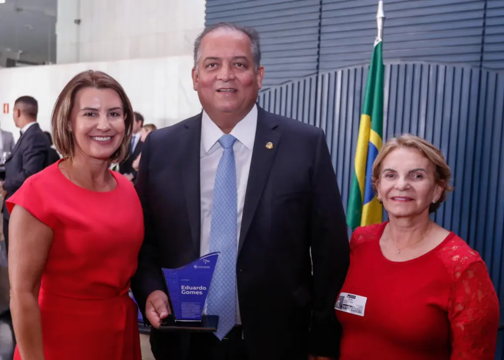 Senador Eduardo Gomes é homenageado pelo Fórum Nacional de Advocacia Pública