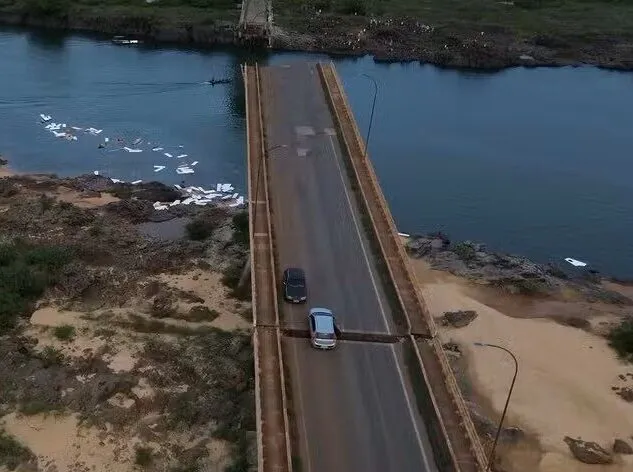 Mais de 70 toneladas de ácido sulfúrico e 22 mil litros de agrotóxicos caíram em rio após ponte desabar entre TO e MA