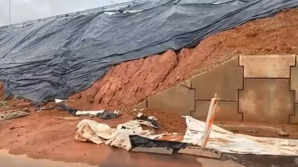 Aterro de viaduto na BR-153 é coberto com lona durante chuvas em Gurupi — Foto: Jairo Santos/É Notícia Tocantins!