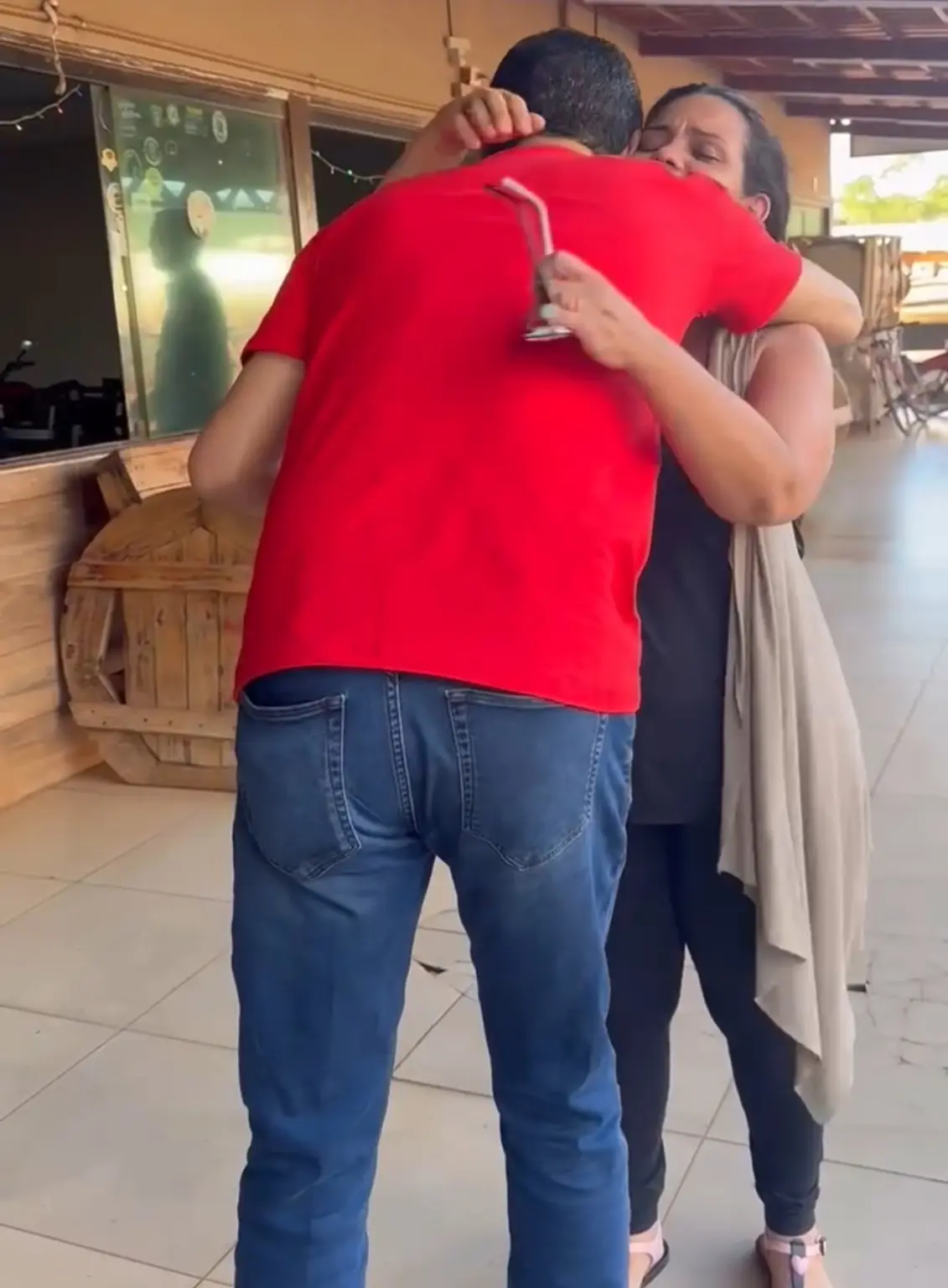 Governador registra reação e conselho de moradora no interior do Tocantins sobre sua gestão Governador registra reação e conselho de moradora no interior do Tocantins sobre sua gestão