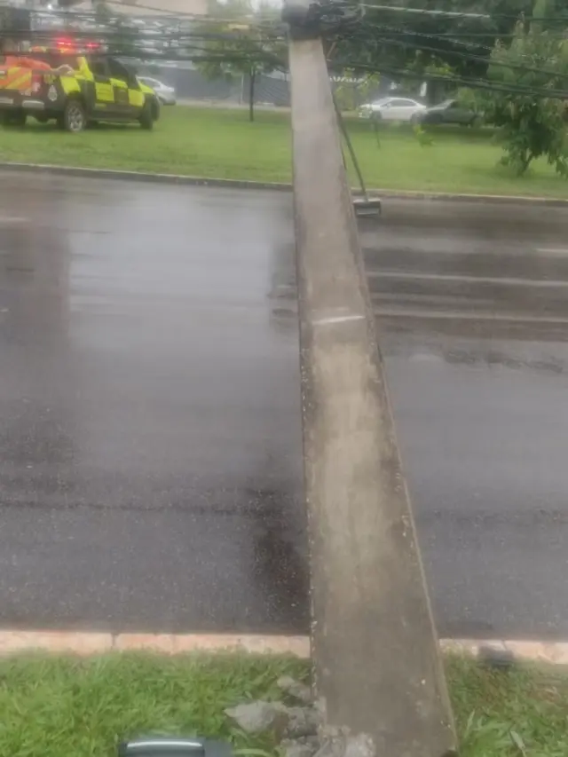 Estrutura que ficava no canteiro ficou caído no meio da avenida — Foto: Energisa/ Divulgação
