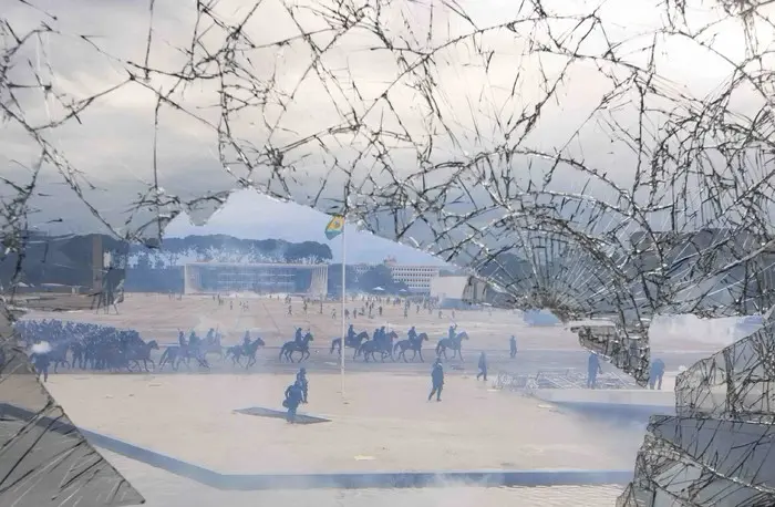 Vidraça quebrada por manifestantes - Foto: Igo Estrela/Metrópoles