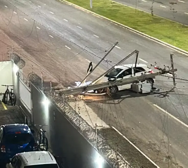 Motorista derruba poste na avenida LO-09, em Palmas — Foto: Divulgação/Energisa