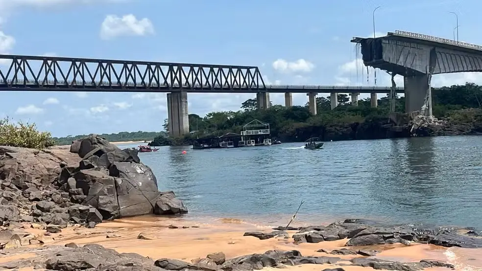 Buscas por corpos de vítimas do desabamento de ponte no rio Tocantins — Foto: Ana Paula Rehbein/TV Anhanguera