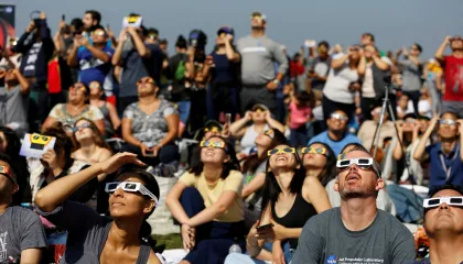 Pessoas observam eclipse solar em Los Angeles - Reuters/Mario Anzuoni