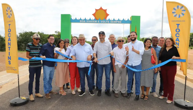 Governador Wanderlei Barbosa, ao lado do prefeito de Rio Sono, Itair Martins; deputados e outras autoridades, inaugura o trecho de acesso da cidade à BR-010 - Foto: Adilvan Nogueira/Governo do Tocantins