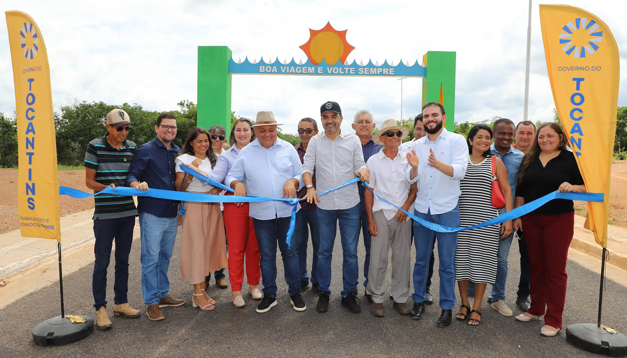 Governador Wanderlei Barbosa, ao lado do prefeito de Rio Sono, Itair Martins; deputados e outras autoridades, inaugura o trecho de acesso da cidade à BR-010 - Foto: Adilvan Nogueira/Governo do Tocantins