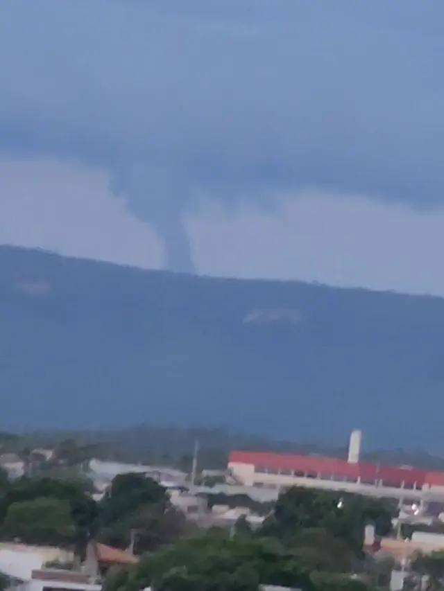 Nuvem funil é registrada sobre a Serra do Lajeado e chama atenção de palmenses; VÍDEO