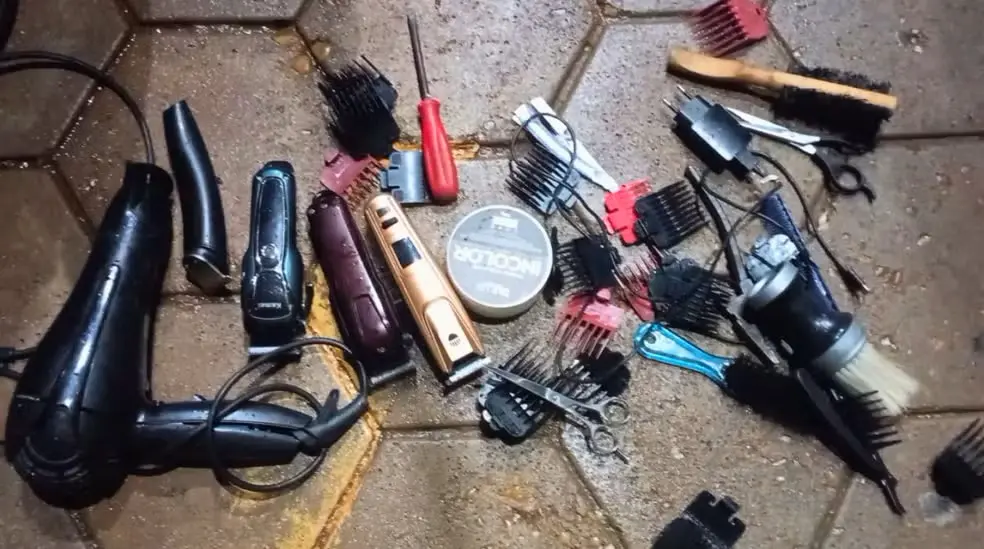 Materiais furtados de barbearia foram encontrados na mochila do suspeito — Foto: Divulgação/5º BPM/Ascom