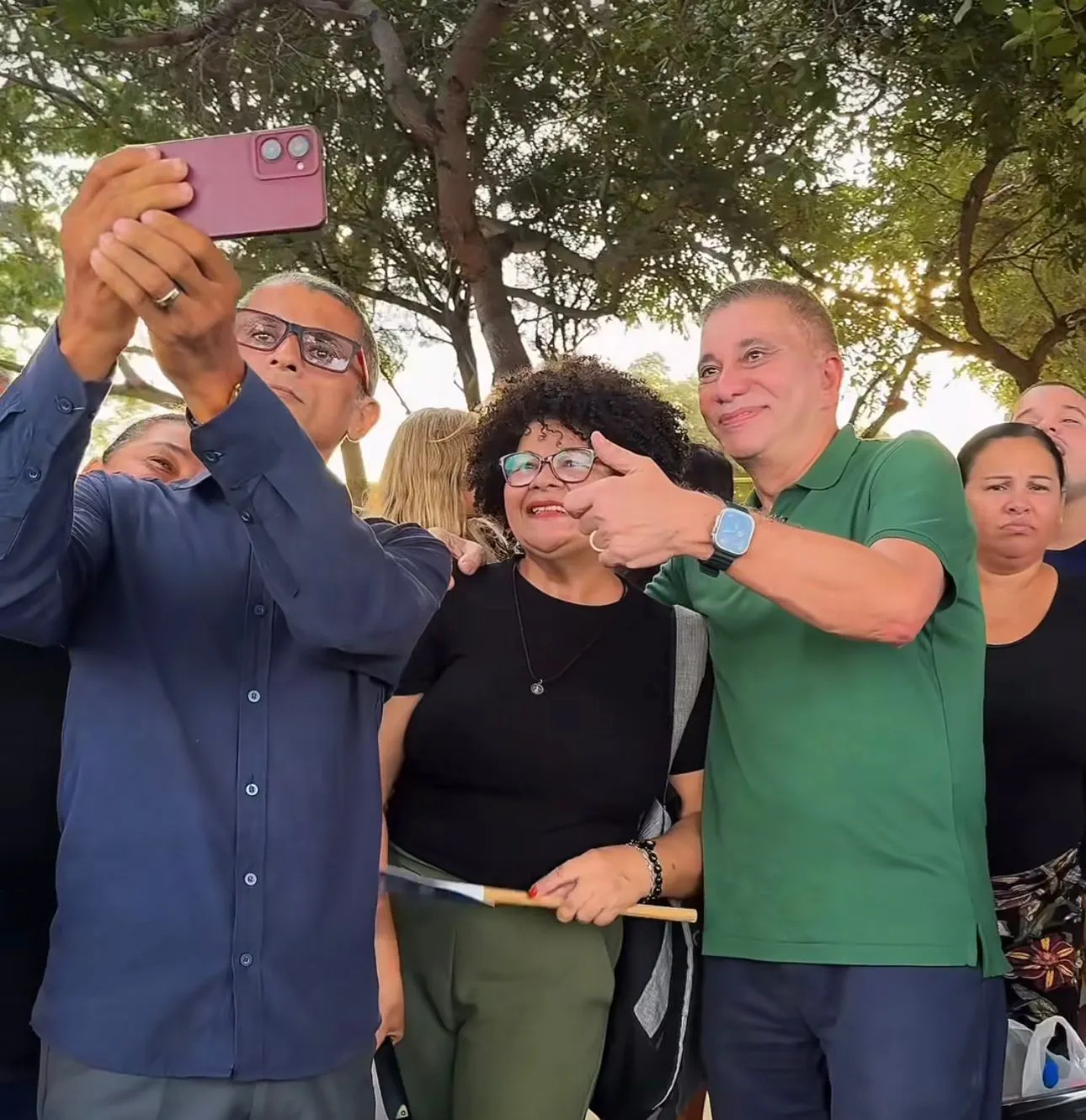 Vereador Carlos Amastha e moradores comemoram reconstrução da praça da Arso 121 na Capital