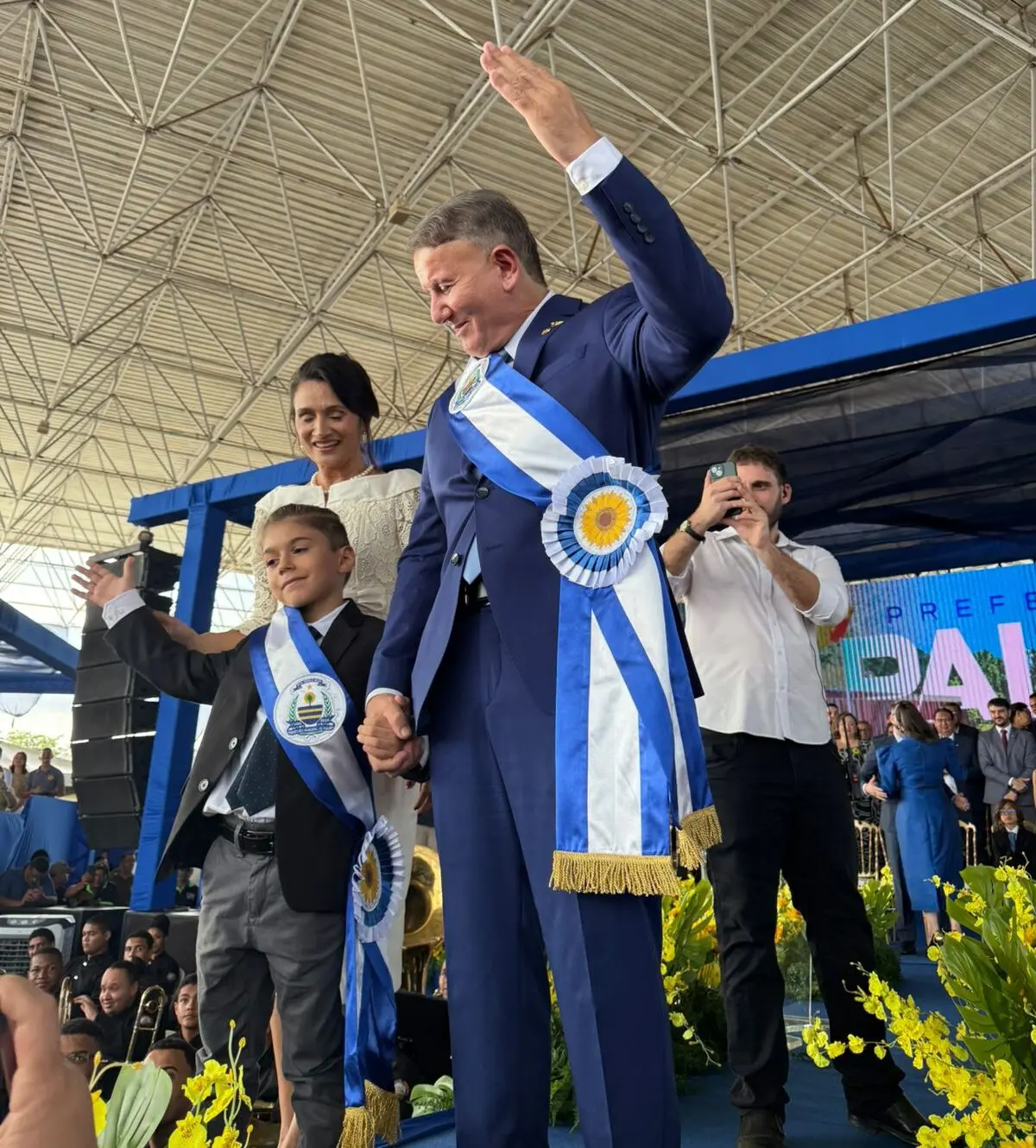 Com Espaço Cultural lotado, girassóis e muito simbolismo, Eduardo Siqueira e “mini-prefeito” recebem faixa de Cínthia em clima de emoção Com Espaço Cultural lotado, girassóis e muito simbolismo, Eduardo Siqueira e “mini-prefeito” recebem faixa de Cínthia em clima de emoção