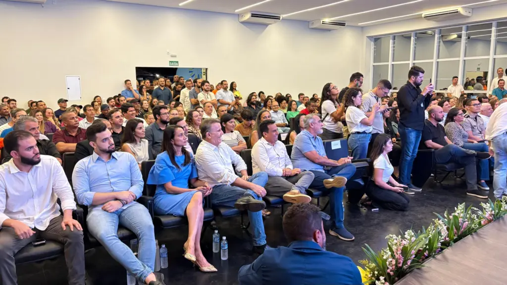 Em clima de “paz política”, Eduardo participa de entrega de obra em Taquaruçu com governador que acena por parceria pela capital