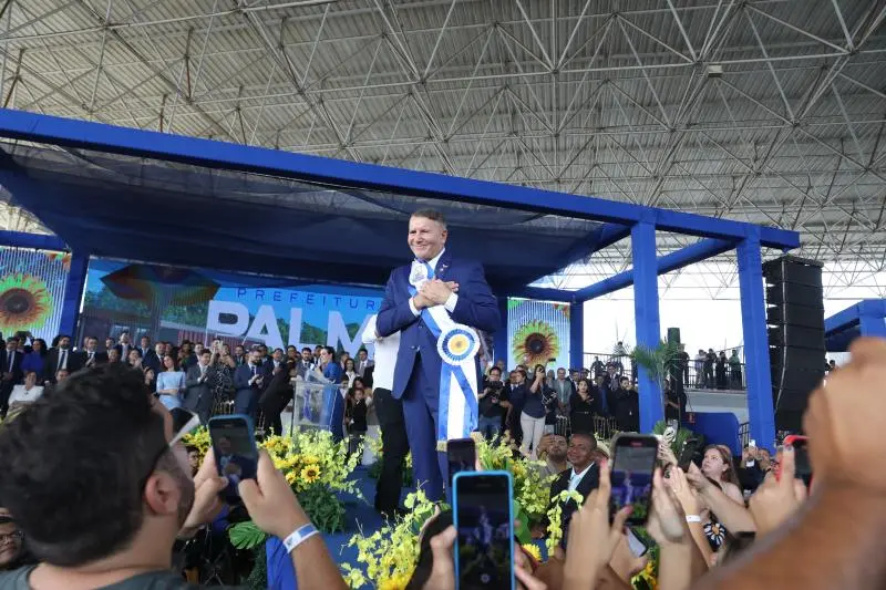 Comprometido com o bem-estar dos servidores públicos, o prefeito Eduardo garante jornada de 6 horas - Foto: Edu Fortes/Divulgação