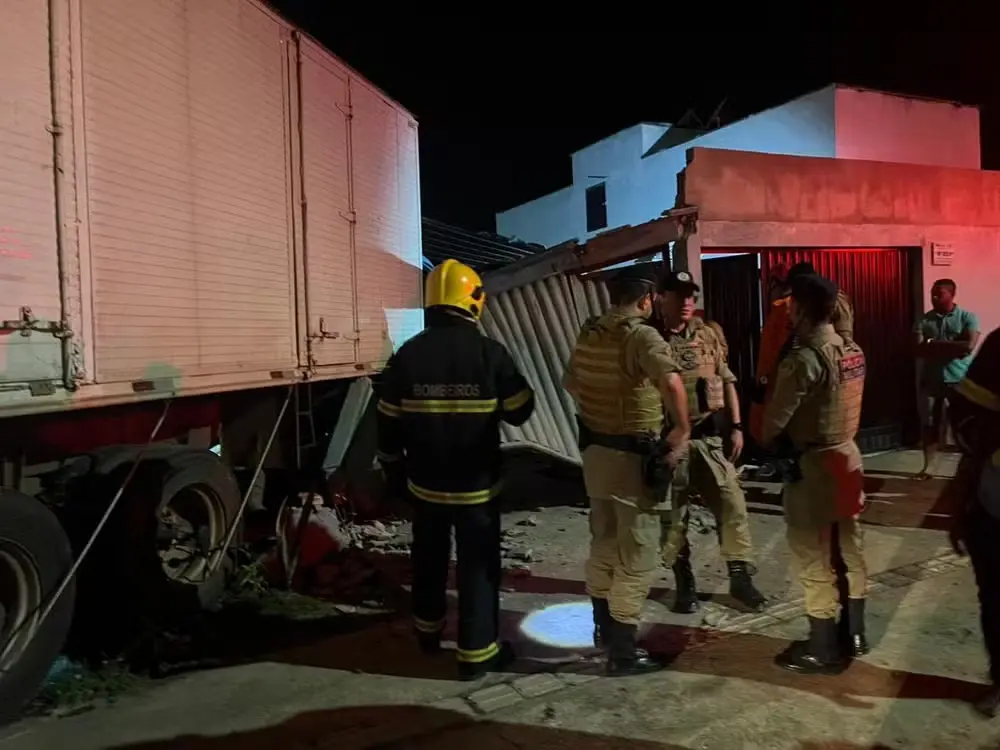 Casa teve a frente destruída após ser atingida por caminhão — Foto: Divulgação/Bombeiros
