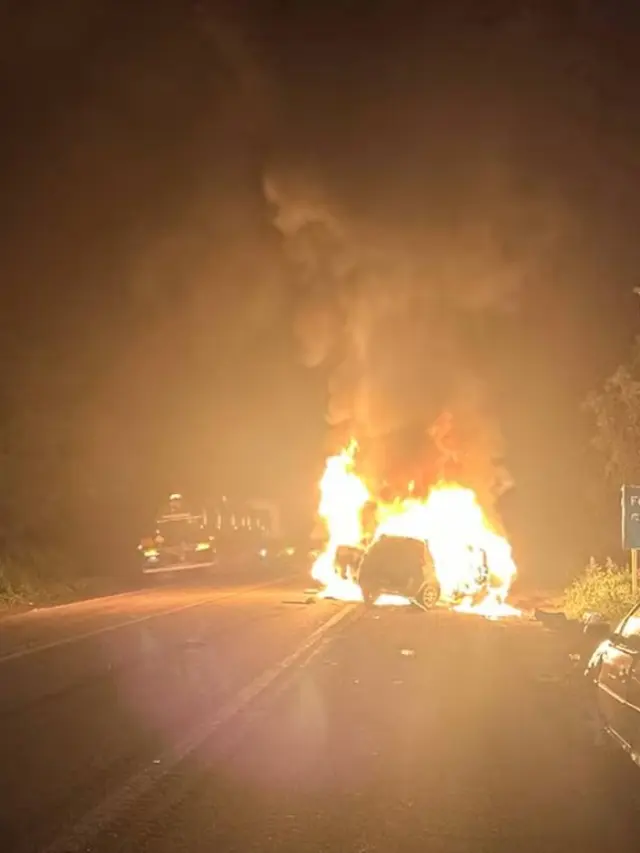 Três ficam feridos após carros pegarem fogo em acidente na BR-153, em Tabocão