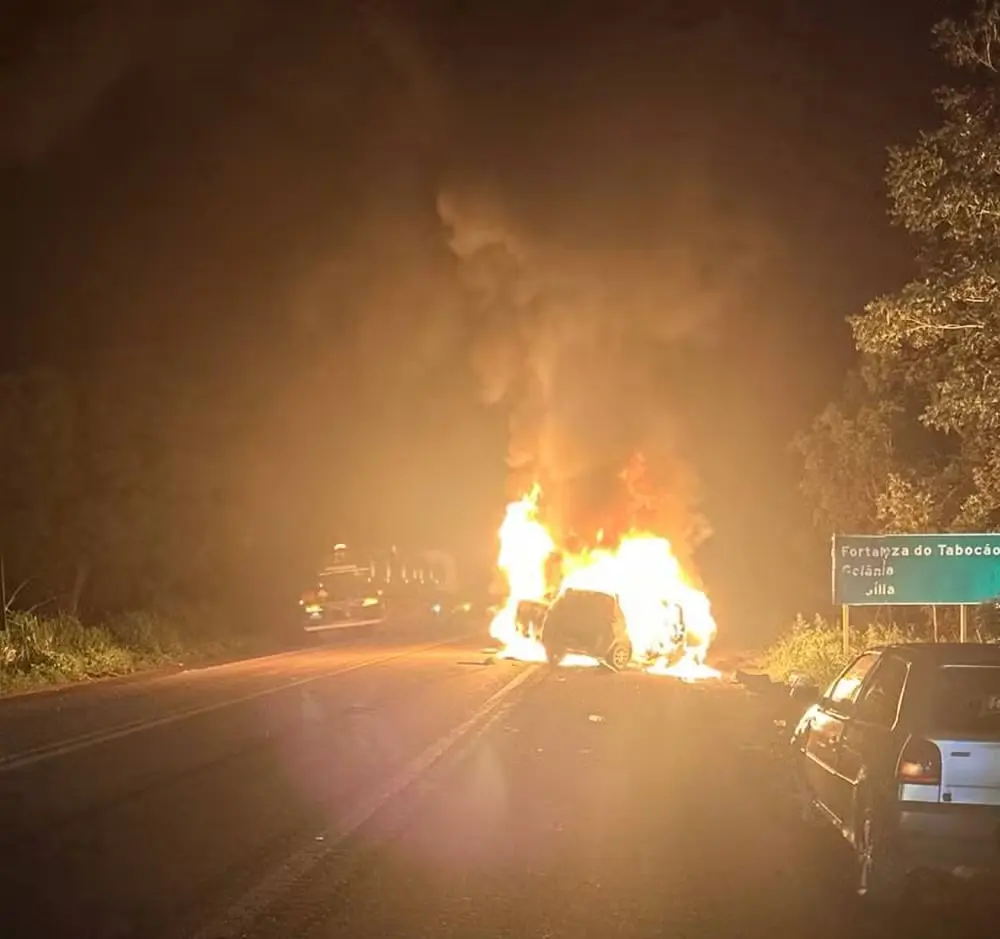 Três ficam feridos após carros pegarem fogo em acidente na BR-153, em Tabocão