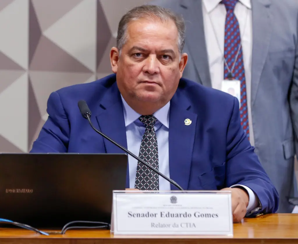Relatório de Eduardo Gomes no PL que regulamenta Inteligência Artificial é aprovado em Comissão