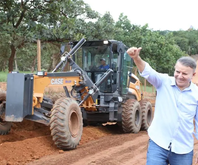 Prefeito Eduardo Siqueira Campos na estrada rural que liga ao Morro do Limpão e ao Vale das Cachoeiras – Foto: Edu Fortes