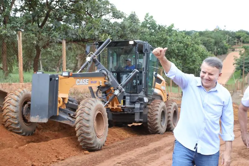 Prefeito Eduardo Siqueira Campos na estrada rural que liga ao Morro do Limpão e ao Vale das Cachoeiras – Foto: Edu Fortes