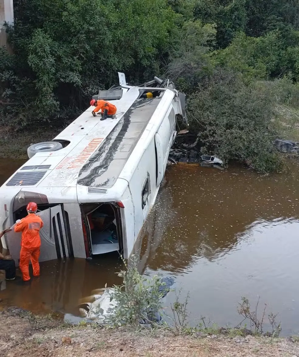 Corpos das vítimas do acidente em que ônibus caiu de ponte dentro de rio são liberados do IML