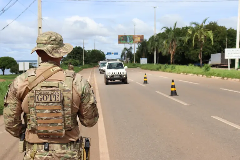 Operação também inclui a verificação de documentação, busca por infrações de trânsito e identificação de possíveis criminosos - Jodacy Filho/Governo do Tocantins 