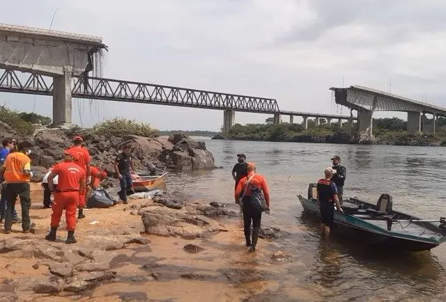 Bombeiros e mergulhadores procuram vítimas da tragédia - Foto: Divulgação