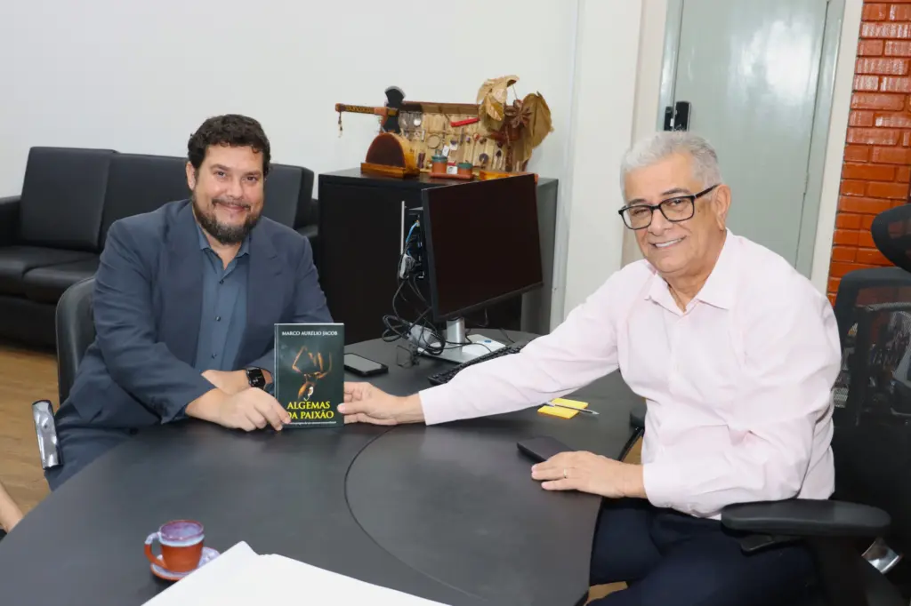 Secretário do Turismo, Hercy Filho, recebe o romance "Algemas da Paixão de autoria do presidente da Federação Brasileira de Jornalistas e Comunicadores de Turismo do Tocantins, Marco Jacob Secretário do Turismo, Hercy Filho, recebe o romance "Algemas da Paixão de autoria do presidente da Federação Brasileira de Jornalistas e Comunicadores de Turismo do Tocantins, Marco Jacob