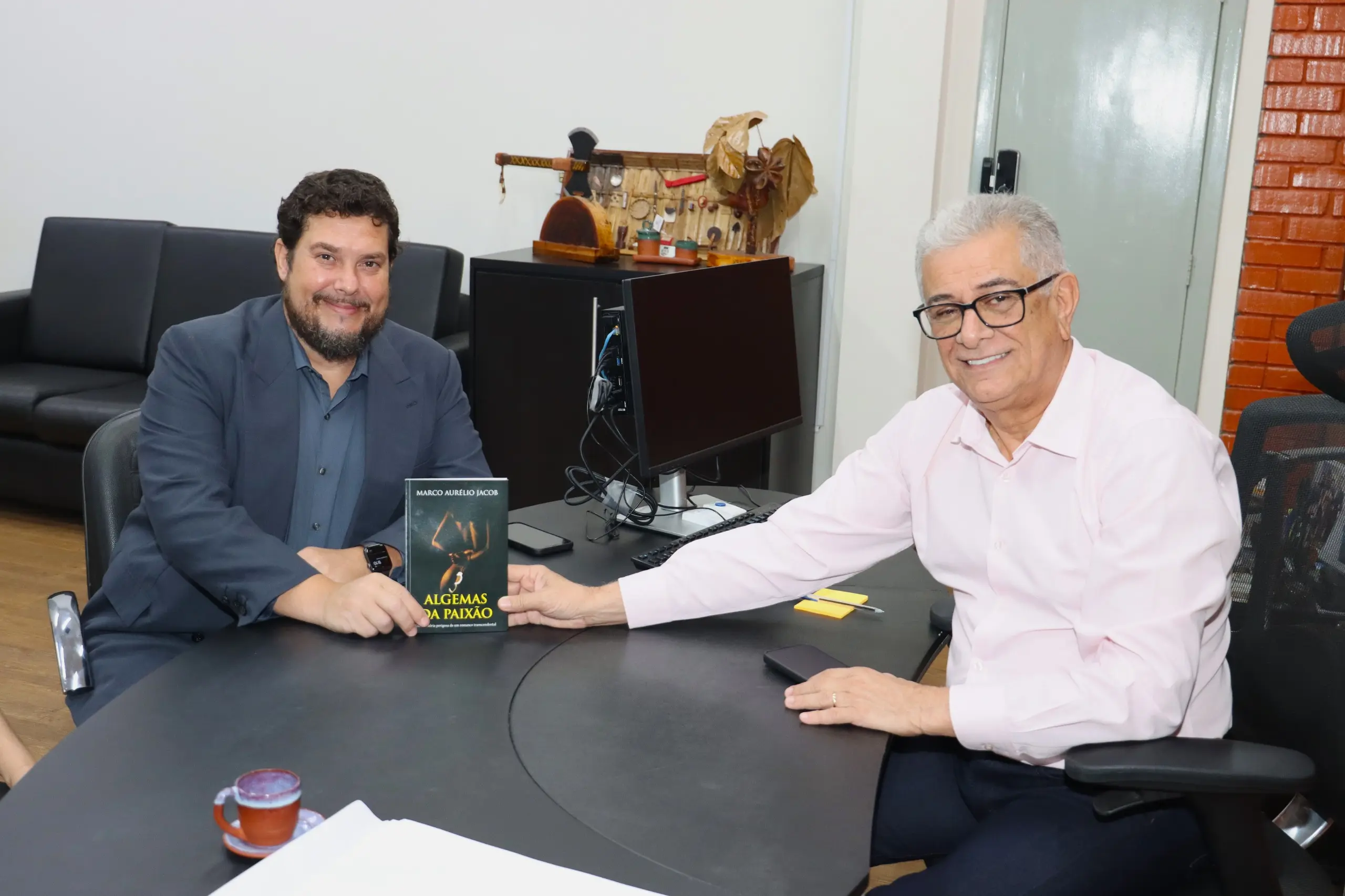 Secretário do Turismo, Hercy Filho, recebe o romance "Algemas da Paixão de autoria do presidente da Federação Brasileira de Jornalistas e Comunicadores de Turismo do Tocantins, Marco Jacob