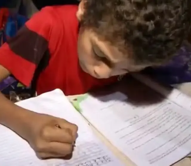 Carlos Diego escreve carta ao Papai Noel pedindo uma bicicleta — Foto: Reprodução/TV Anhanguera
