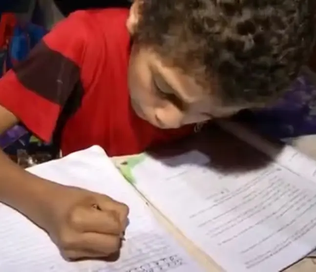 Carlos Diego escreve carta ao Papai Noel pedindo uma bicicleta — Foto: Reprodução/TV Anhanguera
