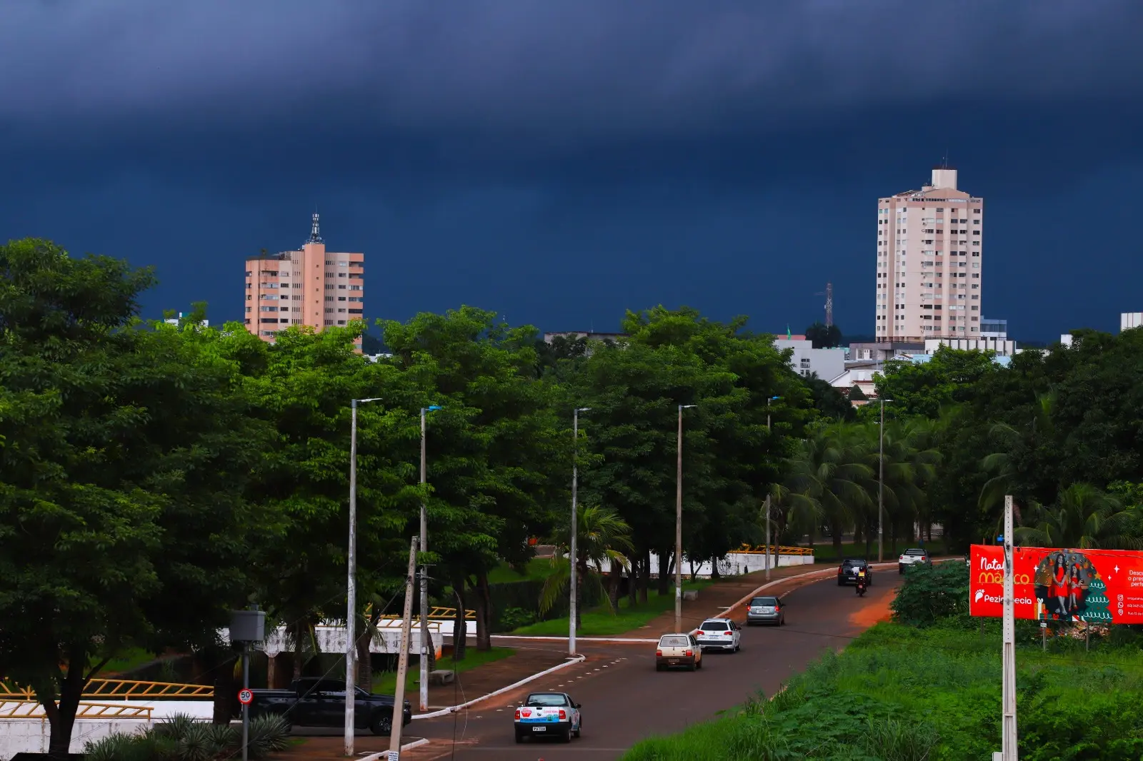 Segundo o Inmet, há risco de corte de energia elétrica, queda de galhos de árvores, alagamentos e descargas elétricas. Caso haja necessidade, os moradores devem acionar a Defesa Civil (199) ou o Corpo de Bombeiros (193).