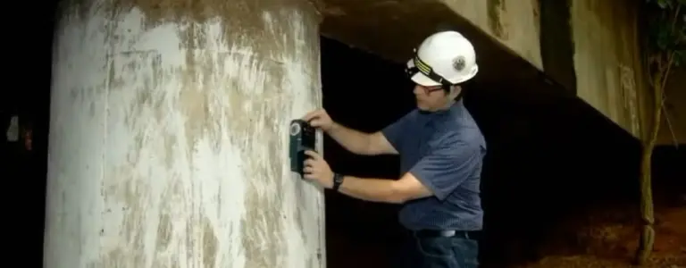 Engenheiro utiliza equipamentos para avaliar estrutura de ponte — Foto: Reprodução/TV Anhanguera