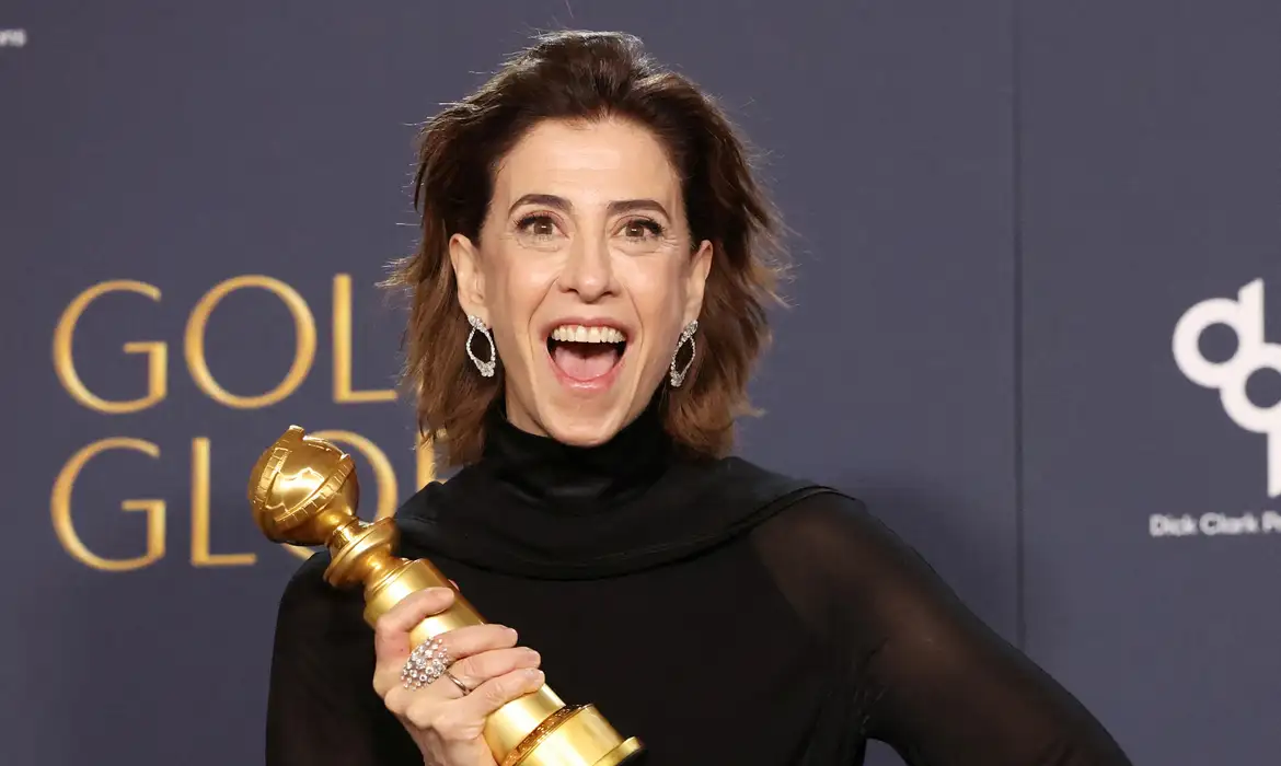 Fernanda Torres leva Globo de Ouro por atuação em Ainda Estou Aqui e consagra momento histórico no cinema brasileiro