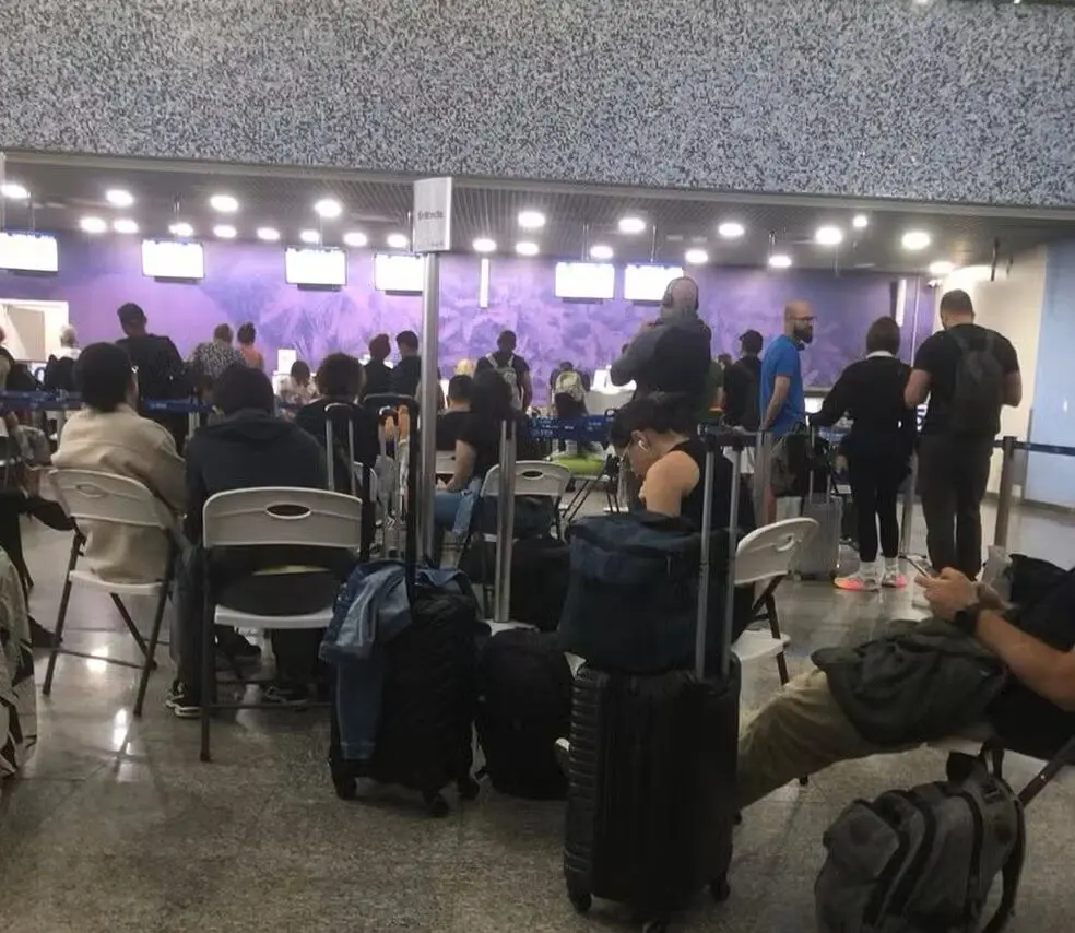 Sala de espera do aeroporto de Palmas fica lotada após cancelamento de voo