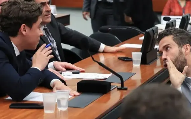 Os deputados Nikolas Ferreira (PL-MG) e André Janones (Avante-MG) na sessão do Conselho de Ética que terminou em briga. Foto: Lula Marques/Agência Brasil