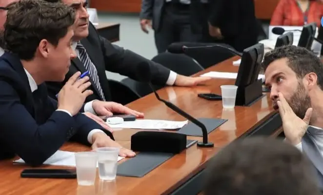 Os deputados Nikolas Ferreira (PL-MG) e André Janones (Avante-MG) na sessão do Conselho de Ética que terminou em briga. Foto: Lula Marques/Agência Brasil