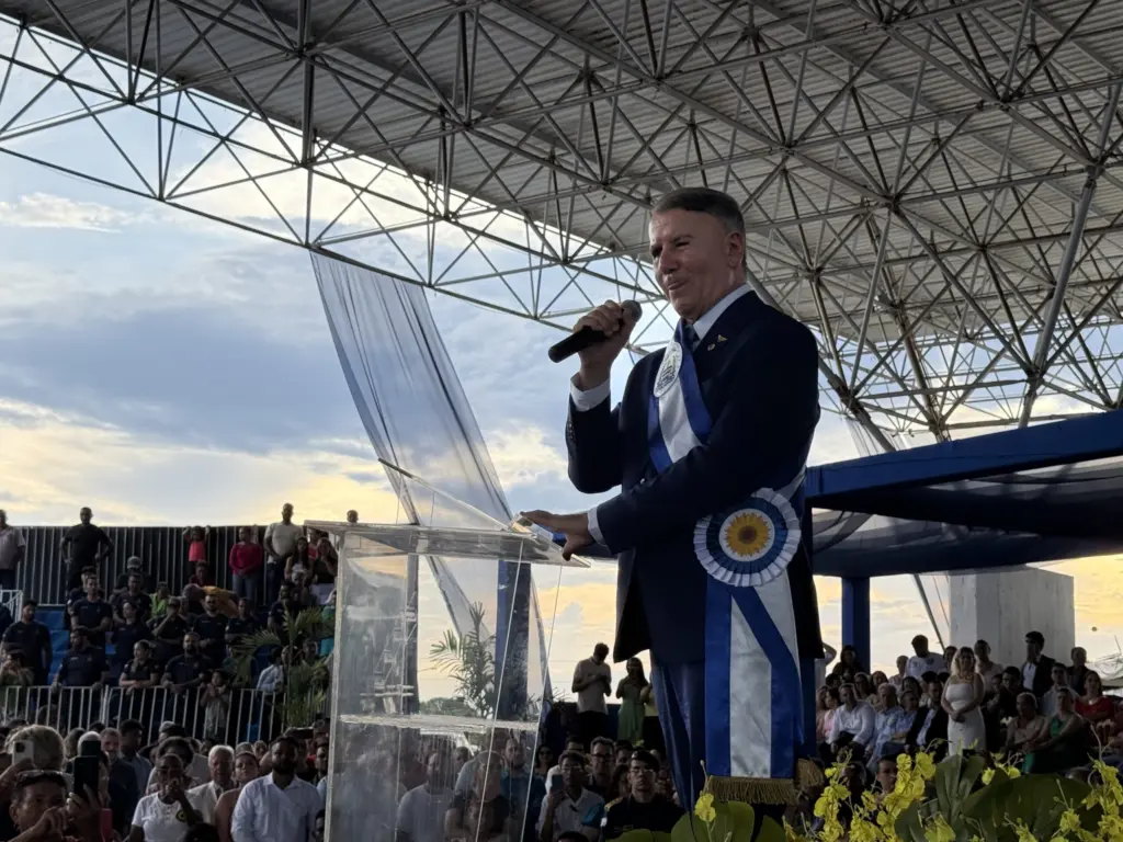 Prefeito Eduardo assina os sete decretos: transporte gratuito este mês, novo projeto para a Avenida Tocantins, programa social e primeiras obras