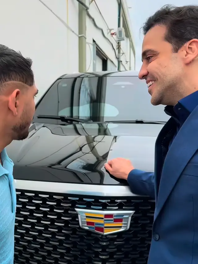 Humorista tocantinense Evoney Fernandes encontra Pablo Marçal e brinca sobre carros de luxo